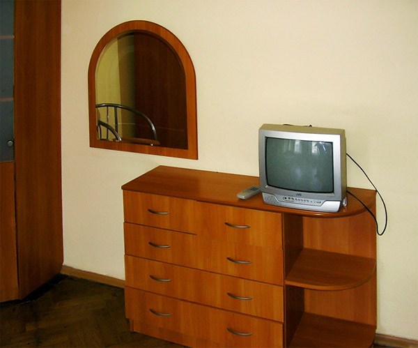 Мебель и телевизор в номере гостиницы Август, Санкт-Петербург