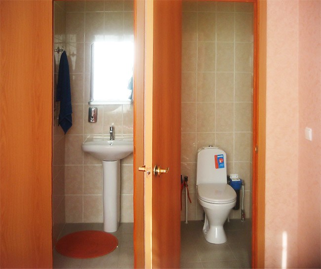 Ванная комната в недорогой гостинице СПБКиУ, Санкт-Петербург