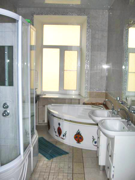 Ванная комната в недорогой гостинице ЕвроХостел на Фурштатской